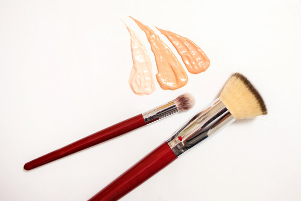 根据不同的皮肤类型，使用不同颜色的粉底霜滴和涂抹。图片下载