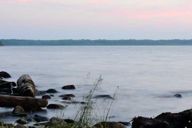 湖边有石头和雾图片下载