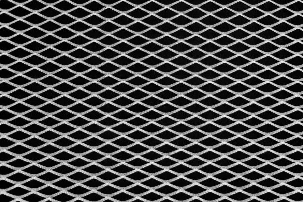 生锈的金属网格与几何菱形图案，黑白背景图片下载