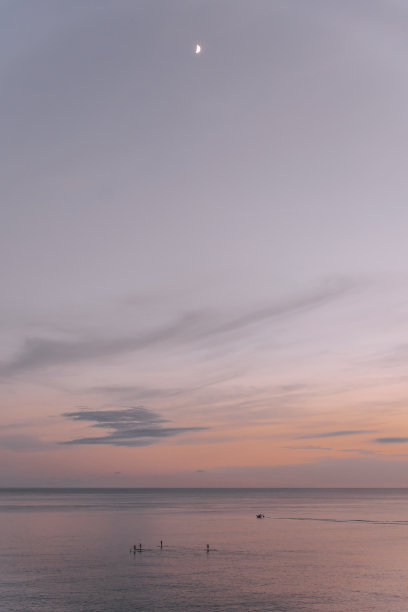 美丽的色彩夕阳在伊比沙岛的海上。人们在用漂亮的图片冲浪图片下载