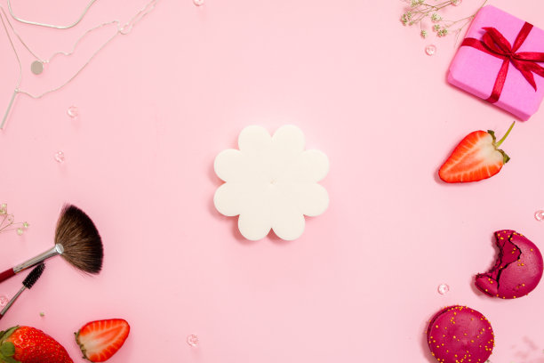 可爱的粉红色平铺，模板与一套海绵应用粉底。迷人的风格图片下载