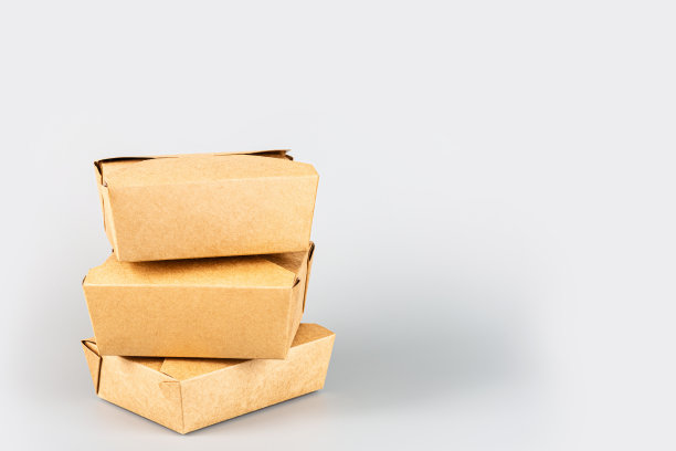 在灰色背景上用于食品的牛皮纸容器。速递服务。新冠肺炎疫情隔离期间的外卖食品，空纸板包装。长网页横幅与复制空间图片下载