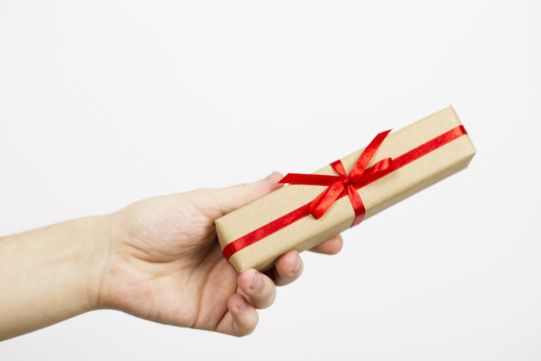 手里拿着小红礼盒，两手孤立图片下载