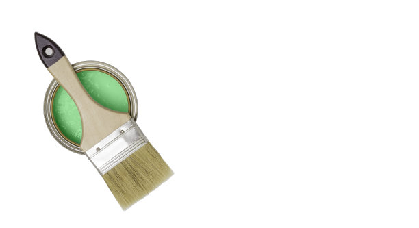 用木柄刷上一罐绿色油漆，俯视图。白色背景，自由的文字空间。维修工作图片下载