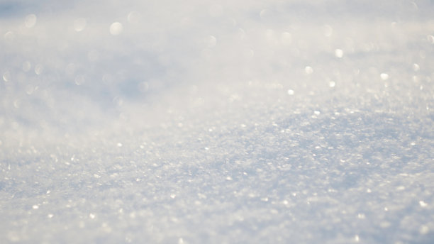 表面晶莹的新鲜白雪。寒冷的早晨，自由的文字空间。圣诞节或新年前夜的音乐会图片下载