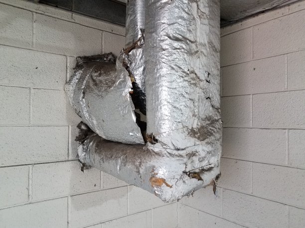 带墙管道的银箔绝缘图片下载