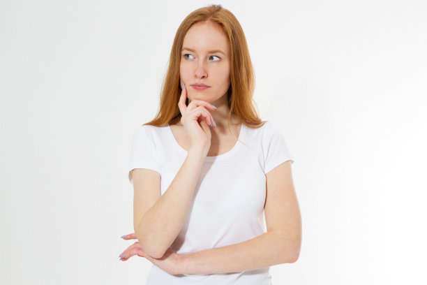 思考红发女子抬头，亚洲白人女孩思考在看沉思在休闲衣服孤立的白色背景。图片下载