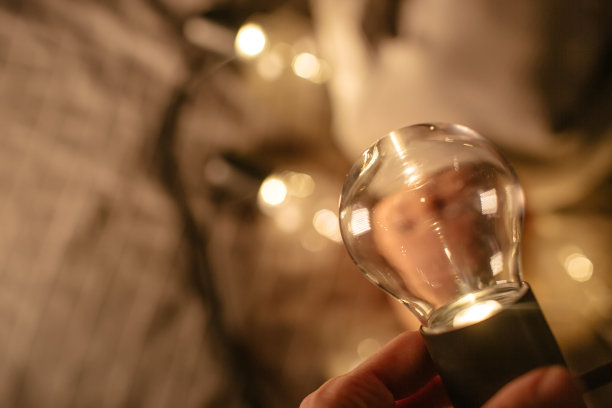 一个蓝眼睛小男孩的肖像图片下载