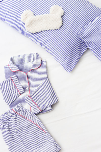 条纹睡衣，舒适的棉质睡衣，暖和的裤子和衬衫，床上睡觉用的面罩。图片下载