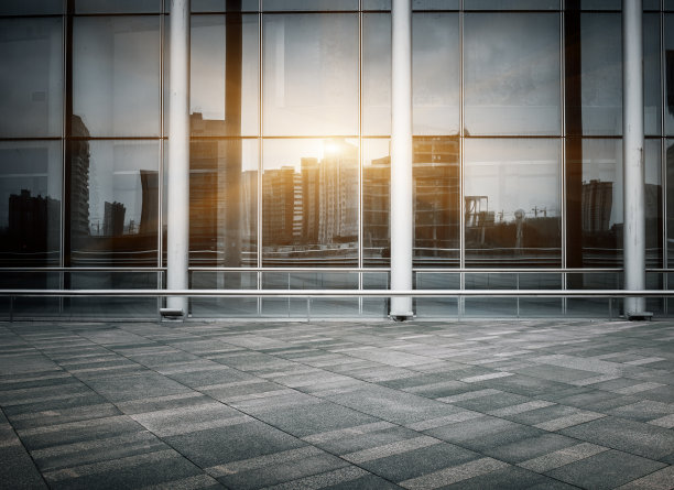 中国上海大理石广场的玻璃幕墙反映了现代城市建筑图片下载