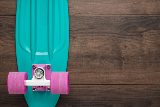 木制背景上的迷你巡洋舰板图片下载