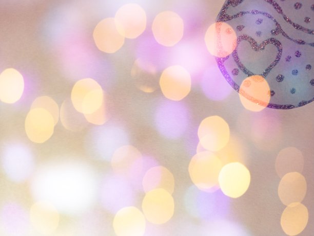 贺卡情人节快乐。粉底上的散景。右上角有一个银色的心。图片下载