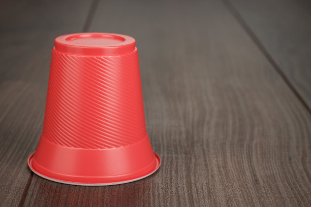 红色的塑料杯在桌子上图片下载