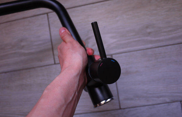 厨房水槽的水龙头。图片下载