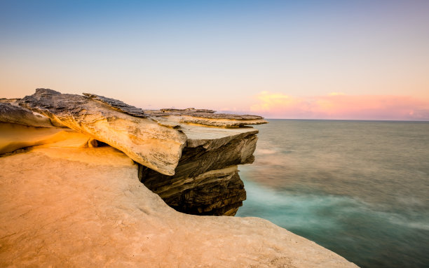 澳大利亚太平洋沿岸的悬崖和岩层图片下载