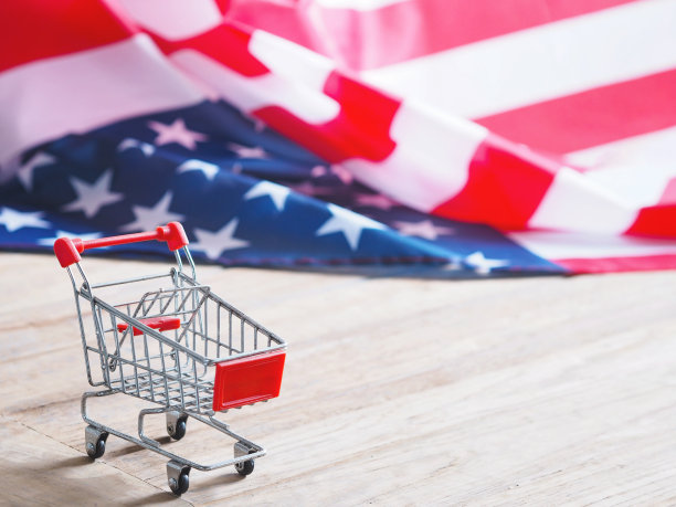 木制桌子上的红色购物车图片下载