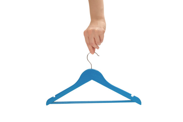 蓝色衣架在女人的手孤立。图片下载
