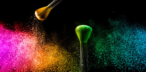 两支刷子用粉彩化妆粉冲击出五彩缤纷的云朵。图片下载