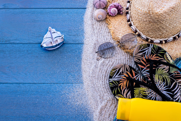 沙滩上有沙滩和帆船配件。图片下载