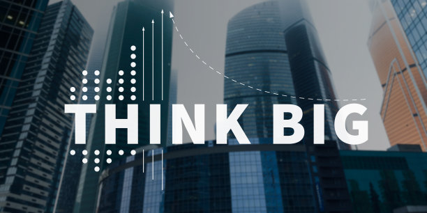 写在摩天大楼背景上的Think Big短语图片下载