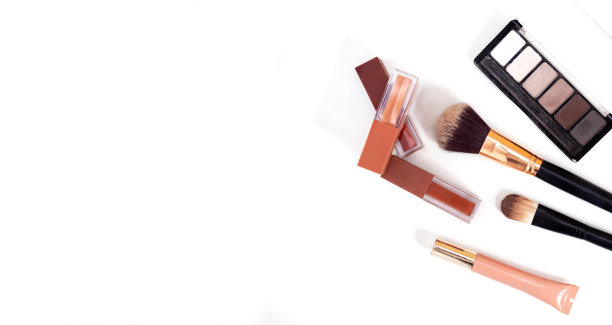 化妆刷和装饰化妆品在白色的背景图片下载