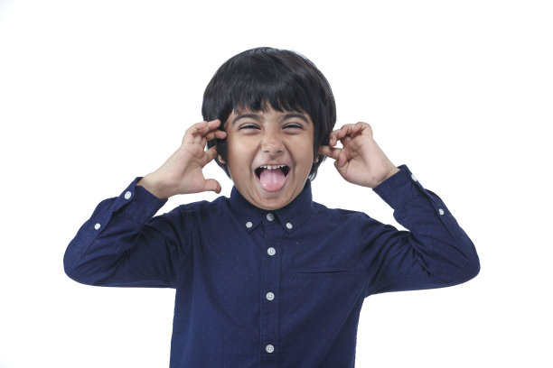 男孩做了一个有趣的面部表情-股票照片图片下载