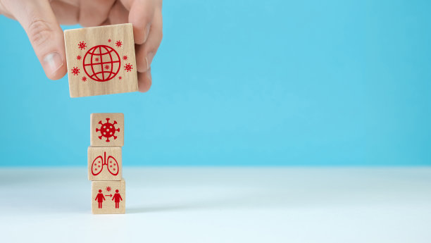 手动组织带有健康图标冠状病毒的木块堆积。保险是你的健康理念图片下载