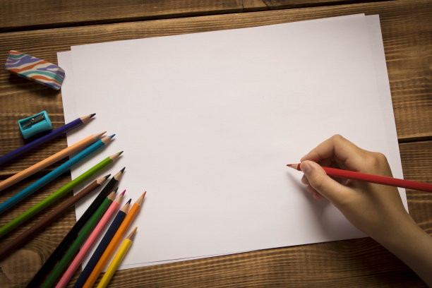 这个女孩用彩色铅笔画画。关闭了。图片下载