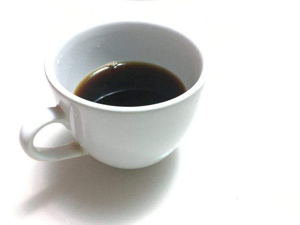 白色背景上有阴影的咖啡杯图片下载