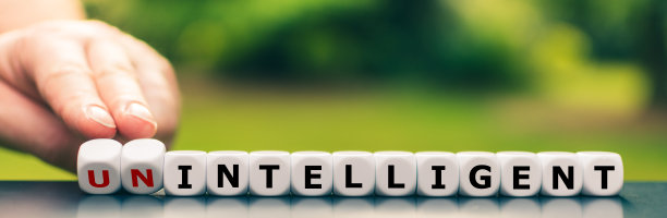 手转动骰子，把表达“不聪明”变成“聪明”。图片下载