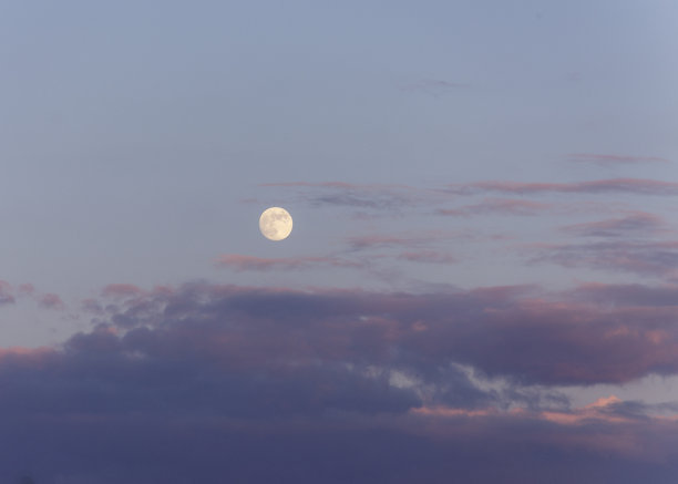 月球是地球的天然卫星图片下载