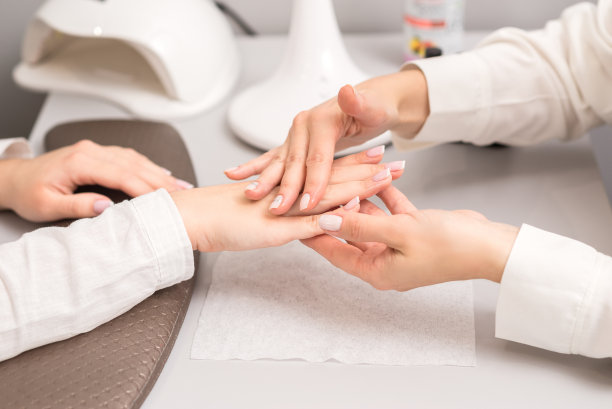 年轻女子接受油按摩图片下载