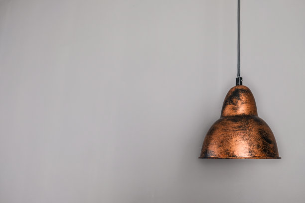古色古香的装饰棕青铜吊灯悬挂在天花板上图片下载