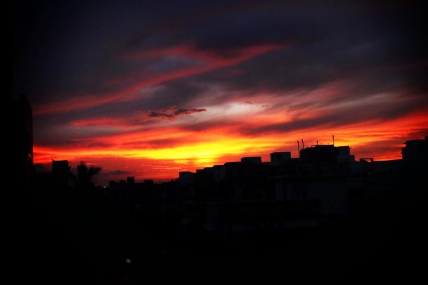 城市的日落。图片下载