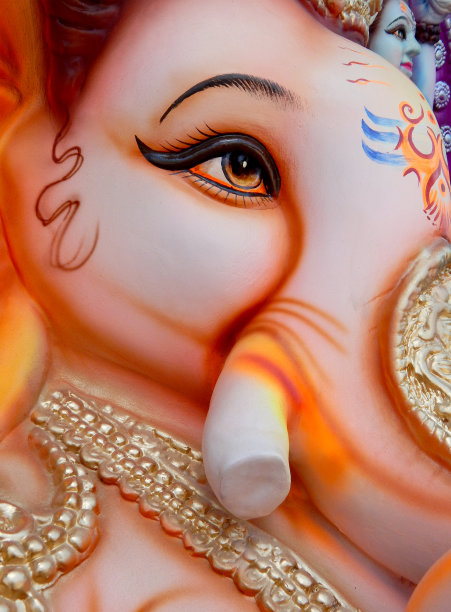 近距离观看印度印度教神甘尼萨神像在寺庙图片下载