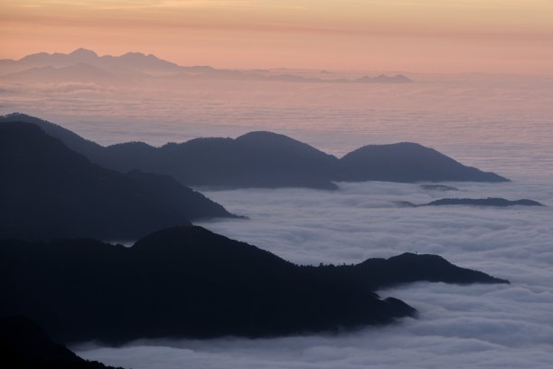 山顶鸟瞰日落与雾和云图片下载