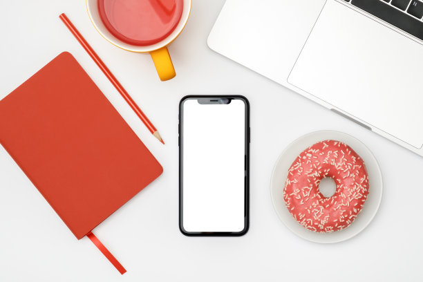 白色的办公桌子，黑色屏幕的智能手机，笔记本电脑和用品。俯视图，复制空间，平放图片下载