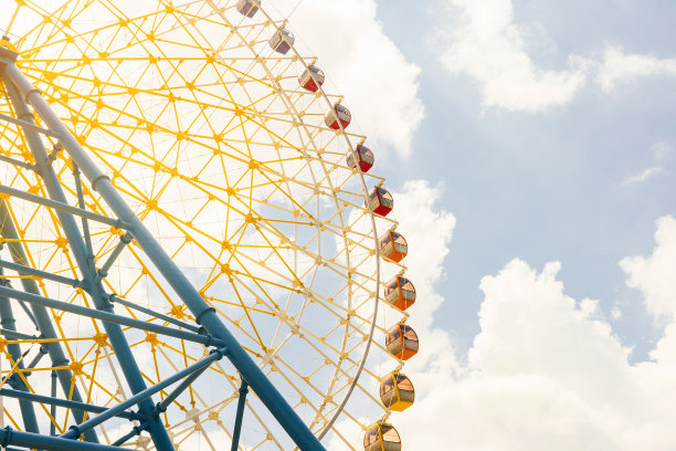 摩天轮映衬着蓝天图片下载