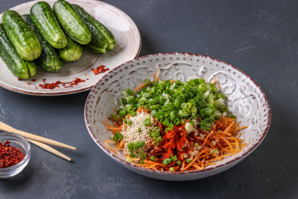 准备产品烹饪传统韩国黄瓜泡菜小吃:混合配料在碗，发酵食品，横向照片图片下载