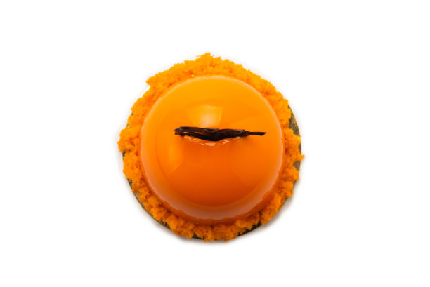 美味的布丁孤立在白色的背景。图片下载