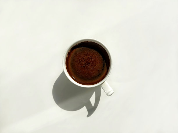 白色的咖啡杯上的白色背景和坚硬的阴影图片下载