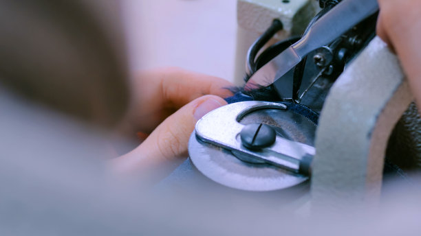 斯金纳在工作室使用缝纫机缝制毛皮图片下载