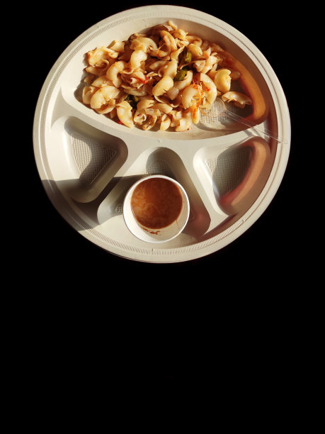 煮熟的通心粉，手肘意大利面，奶酪，茶和番茄酱的印度早餐图片下载