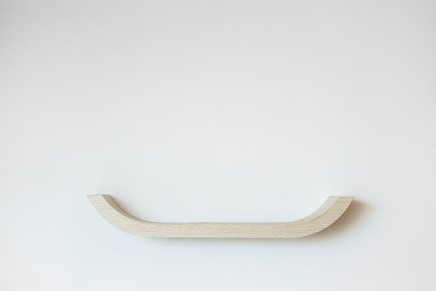 白色墙壁上的空木架图片下载