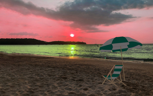 泰国海边的沙滩上有一棵棕榈树的照片，夕阳，不现实的处理图片下载