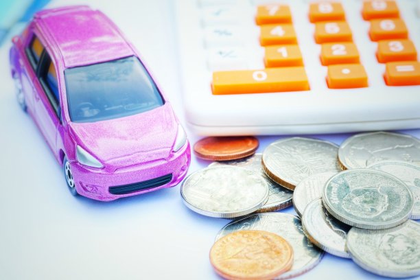 玩具车，钢笔和计算器在白纸背景。车辆保险的概念。图片下载