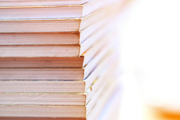 许多书堆放在模糊的背景上的特写照片。软的焦点。图片下载