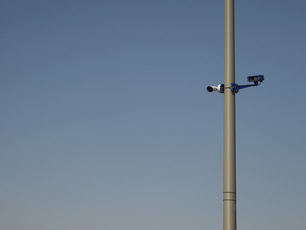 在晴朗的蓝天下，法国城市的监控摄像头图片下载