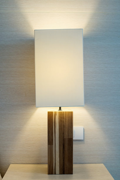 台灯的柔和光线图片下载