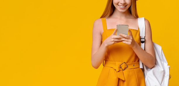 国外移动漫游。手持智能手机微笑女孩的裁剪图片图片下载